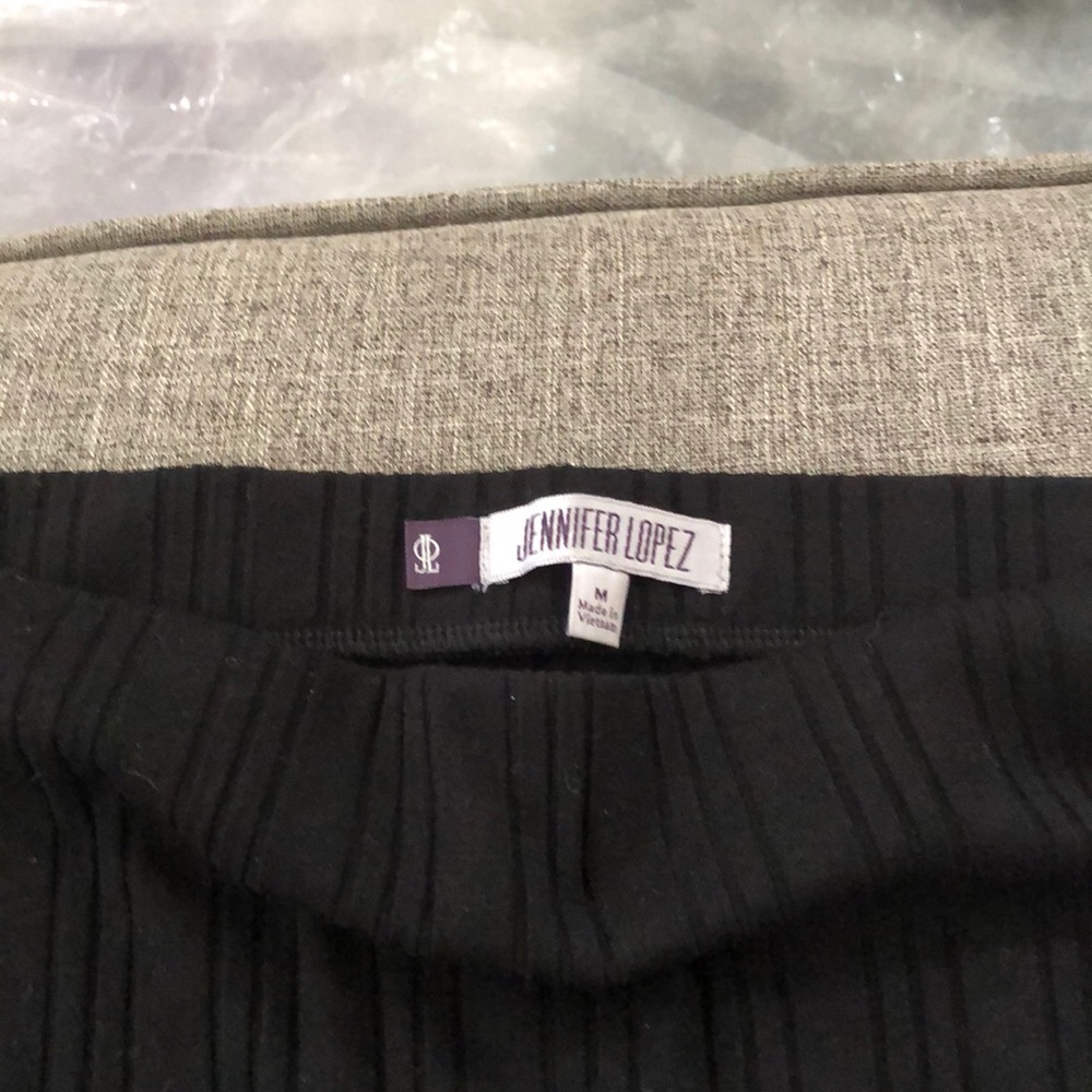 Jennifer Lopez slim black skirt - Picture 3 of 5